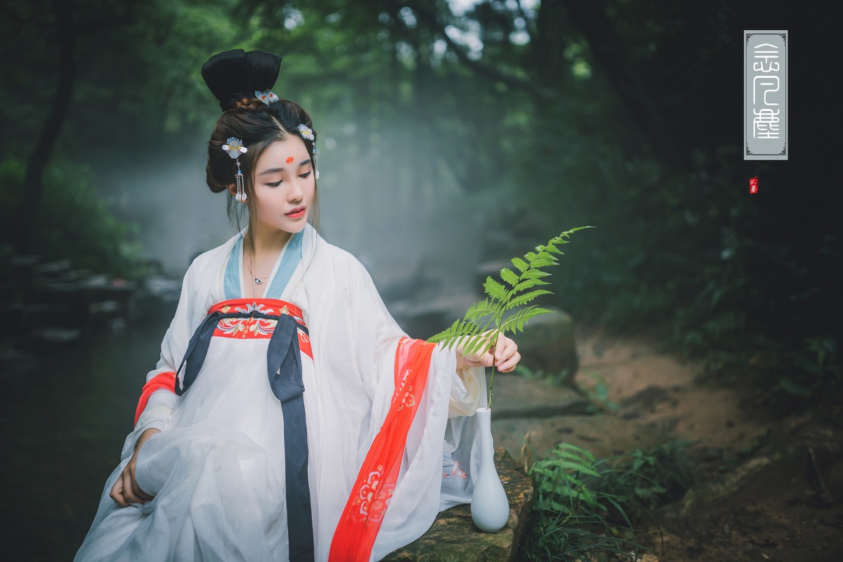 眉心一点红的盘发古装长裙美女