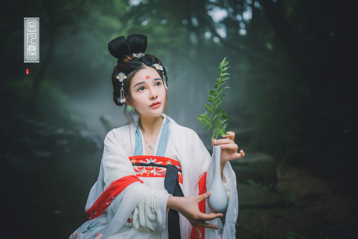 眉心一点红的盘发古装长裙美女