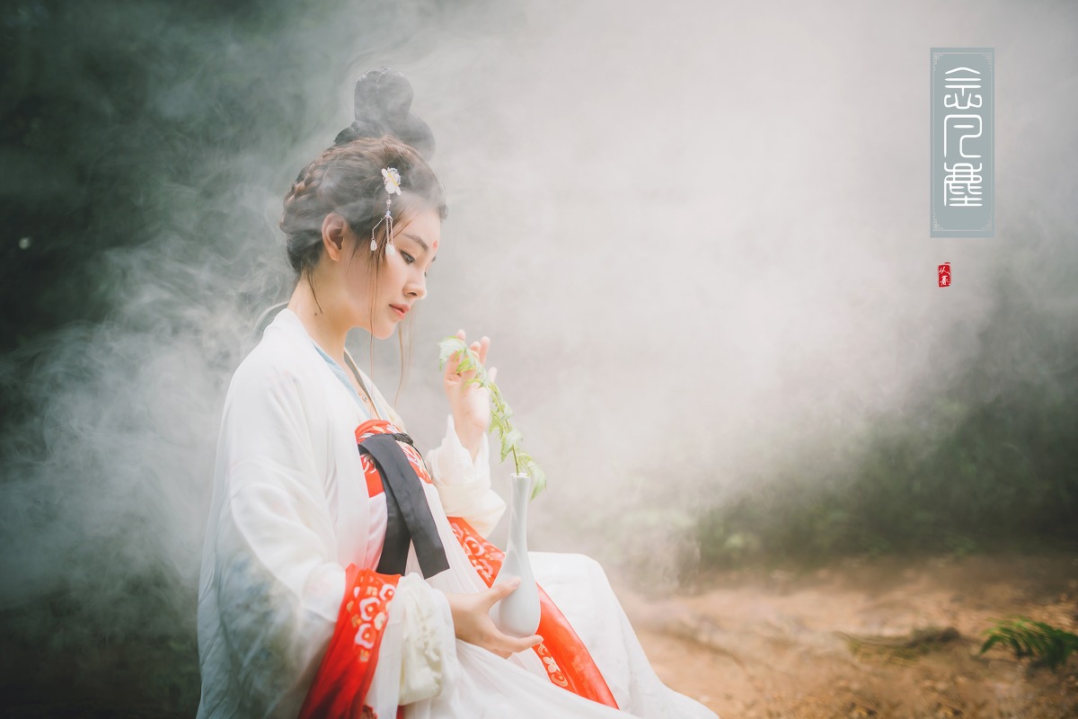 眉心一点红的盘发古装长裙美女