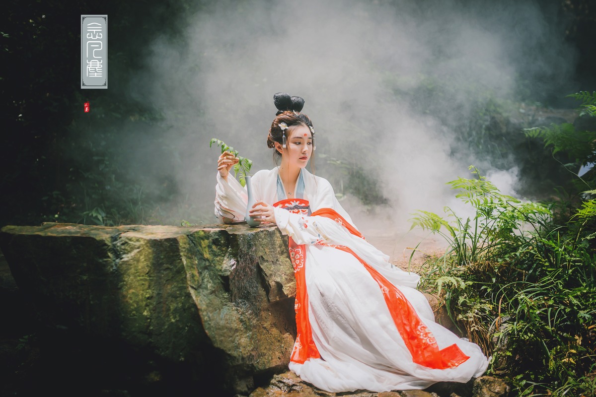 眉心一点红的盘发古装长裙美女