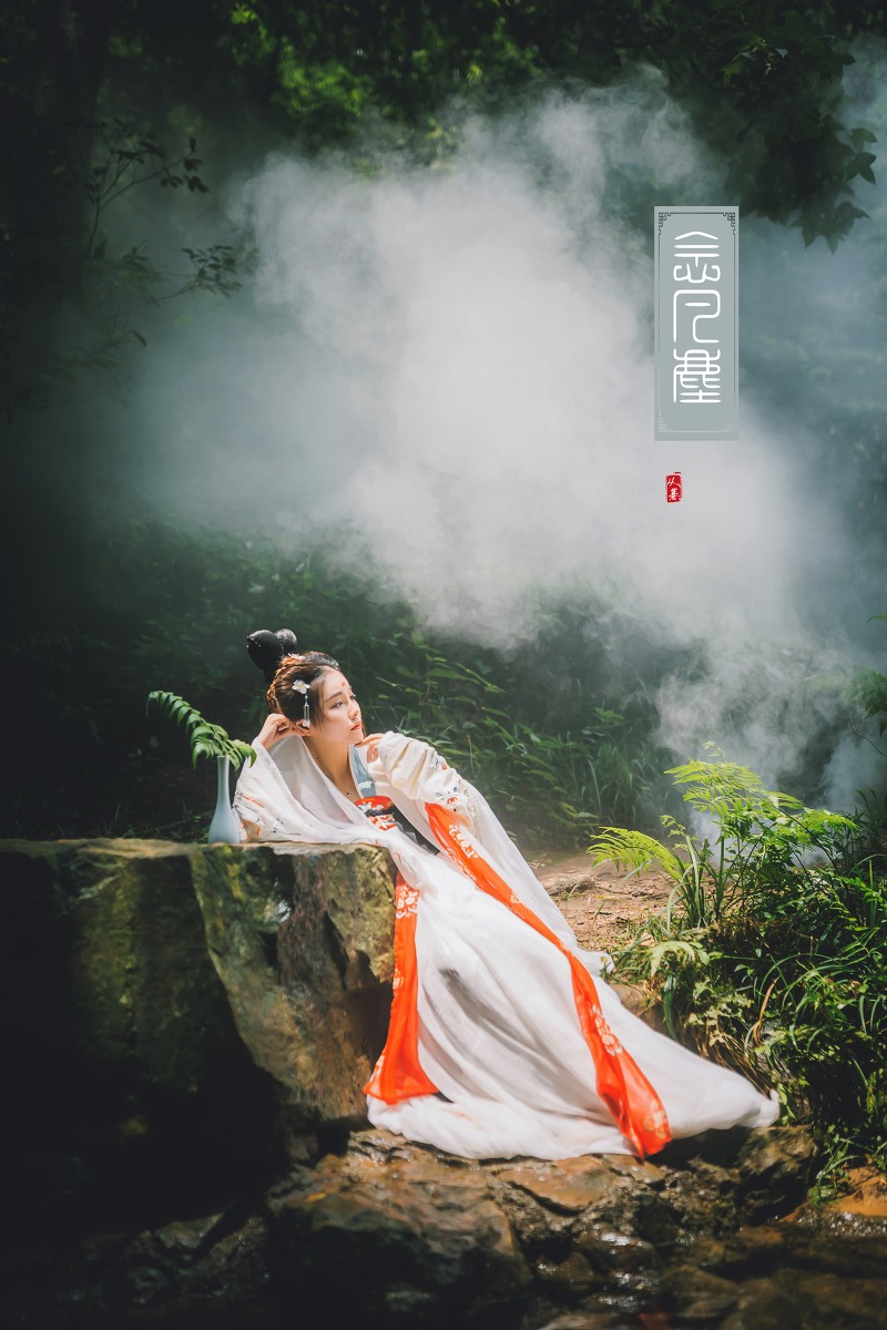 眉心一点红的盘发古装长裙美女