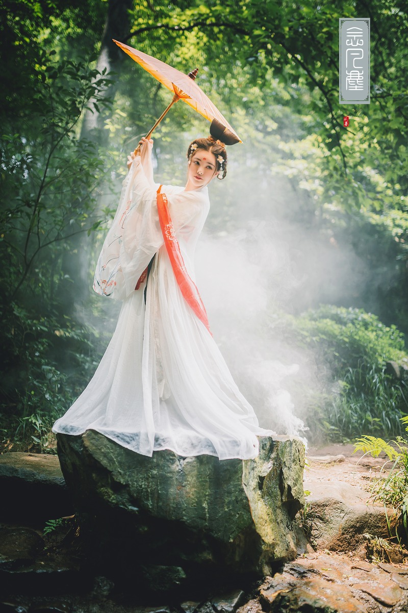 眉心一点红的盘发古装长裙美女