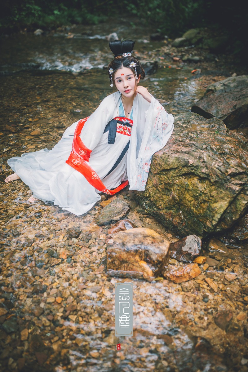 眉心一点红的盘发古装长裙美女