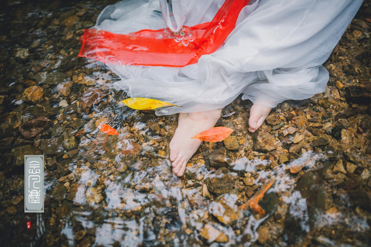 眉心一点红的盘发古装长裙美女