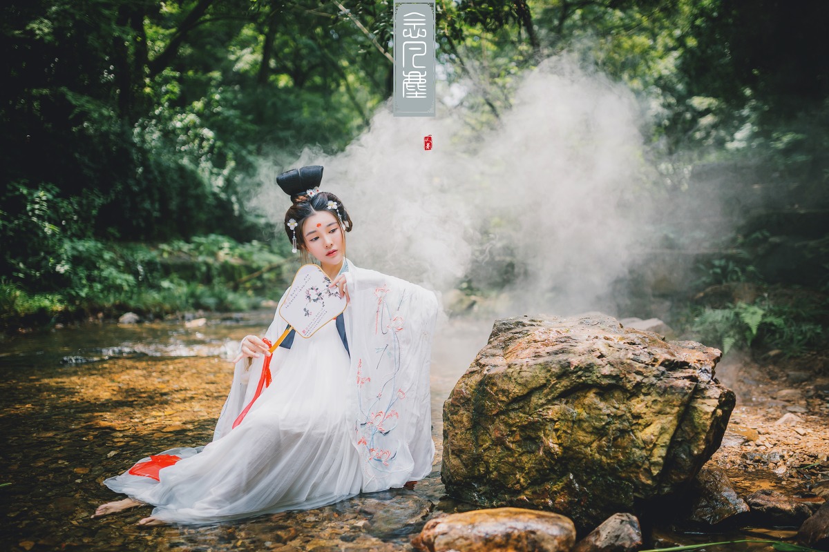 眉心一点红的盘发古装长裙美女