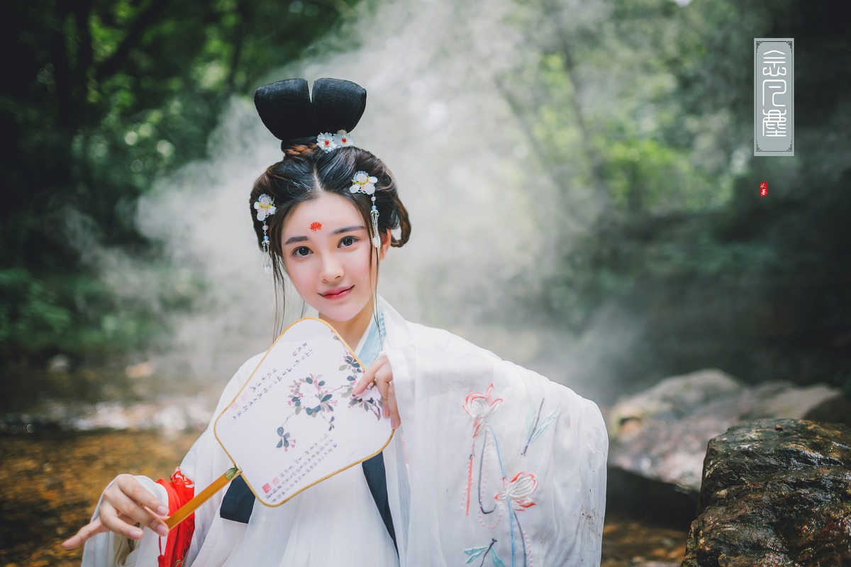 眉心一点红的盘发古装长裙美女