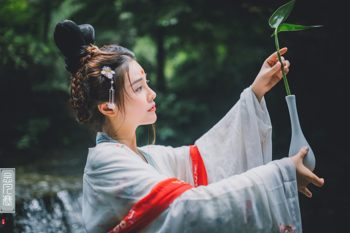 眉心一点红的盘发古装长裙美女