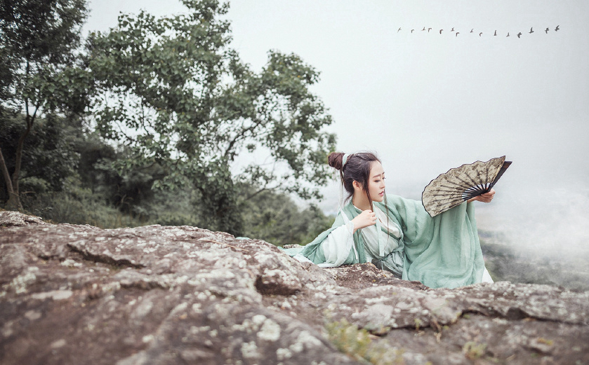 青蛇的诱惑 妖娆身姿性感撩人