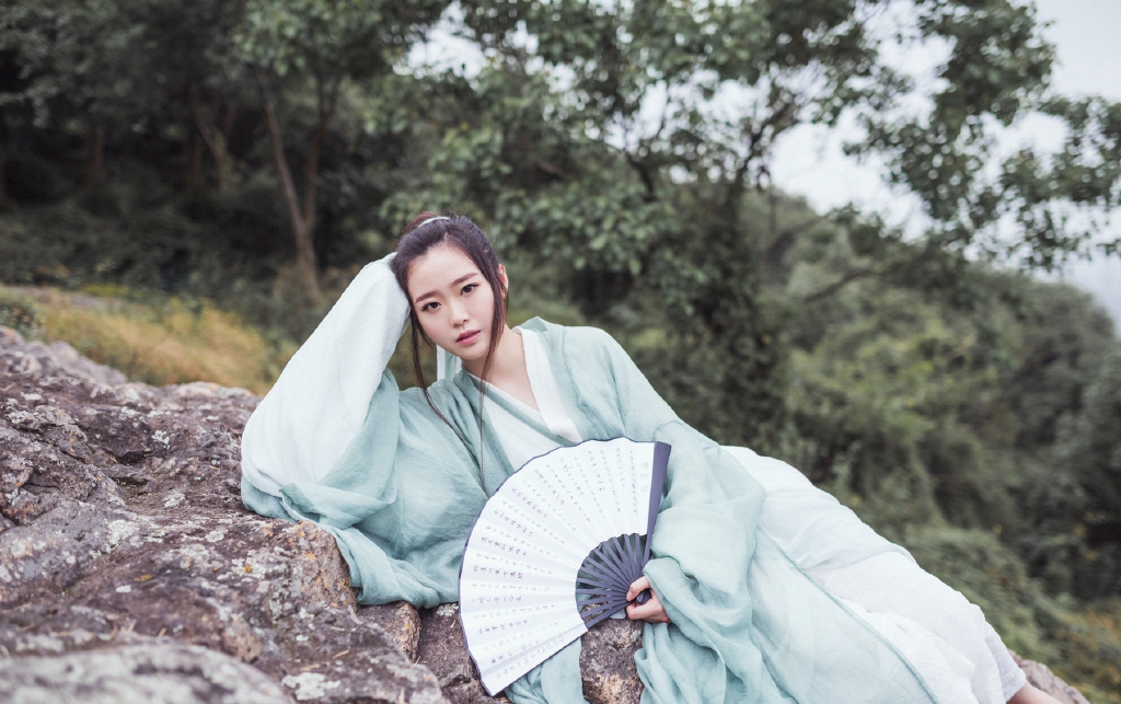 青蛇的诱惑 妖娆身姿性感撩人