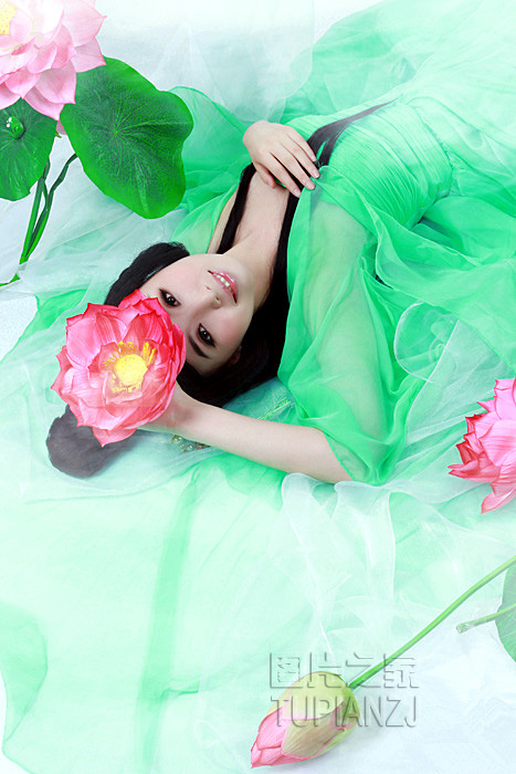 古典绿衣性感少女图片 妩媚引遐想