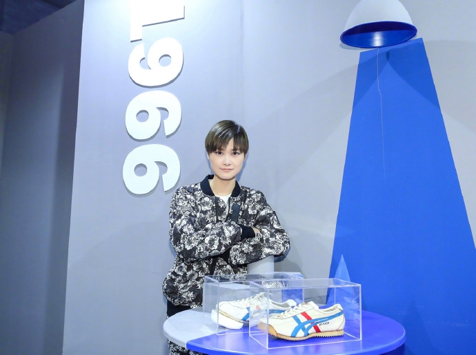 时尚运动装美女李宇春品牌服饰代言人明星写真图片