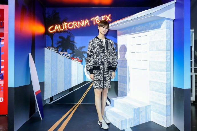 时尚运动装美女李宇春品牌服饰代言人明星写真图片