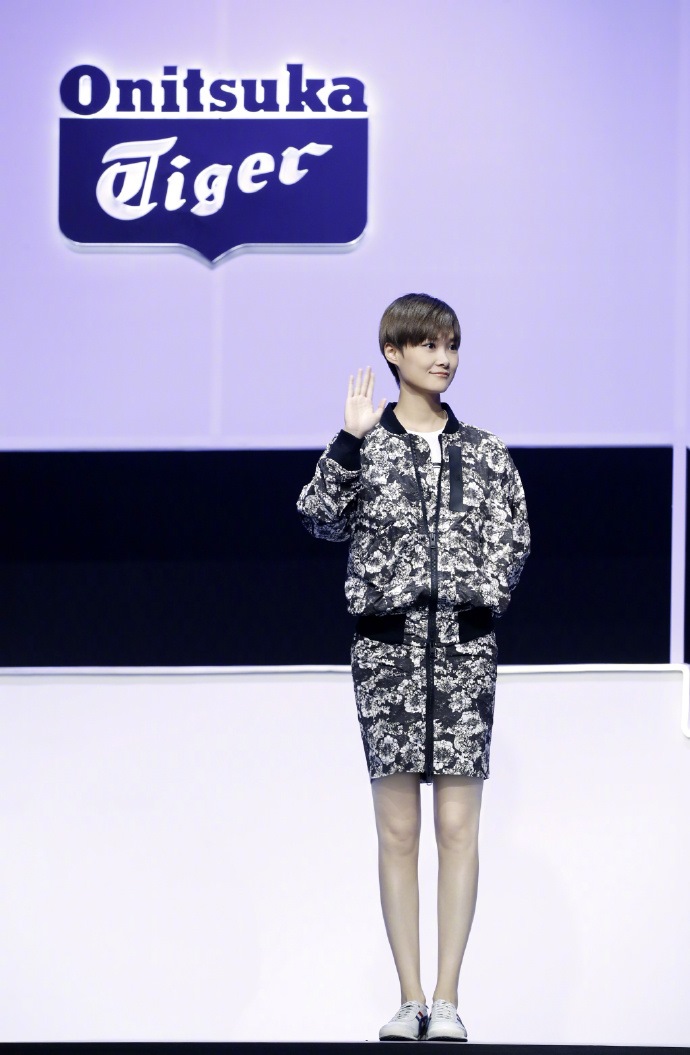 时尚运动装美女李宇春品牌服饰代言人明星写真图片