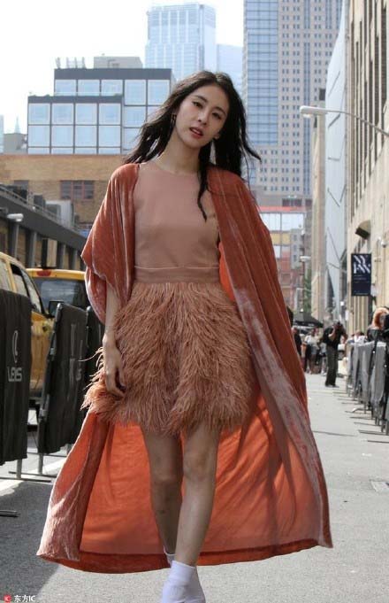 张碧晨天鹅绒配羽毛助阵时装周 高贵不失优雅