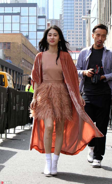 张碧晨天鹅绒配羽毛助阵时装周 高贵不失优雅