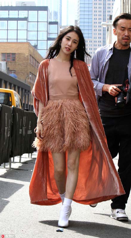 张碧晨天鹅绒配羽毛助阵时装周 高贵不失优雅