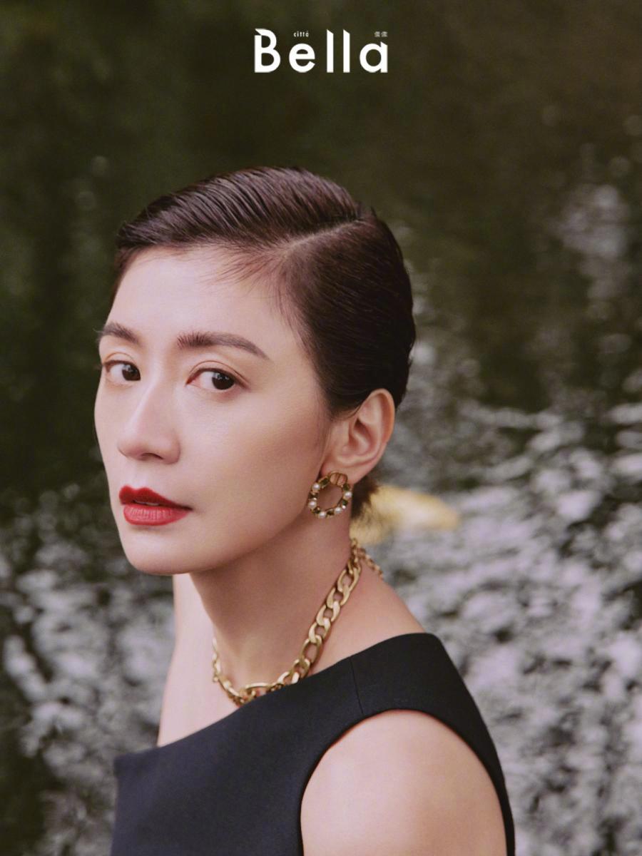 贾静雯油头造型尽显干练利落写真