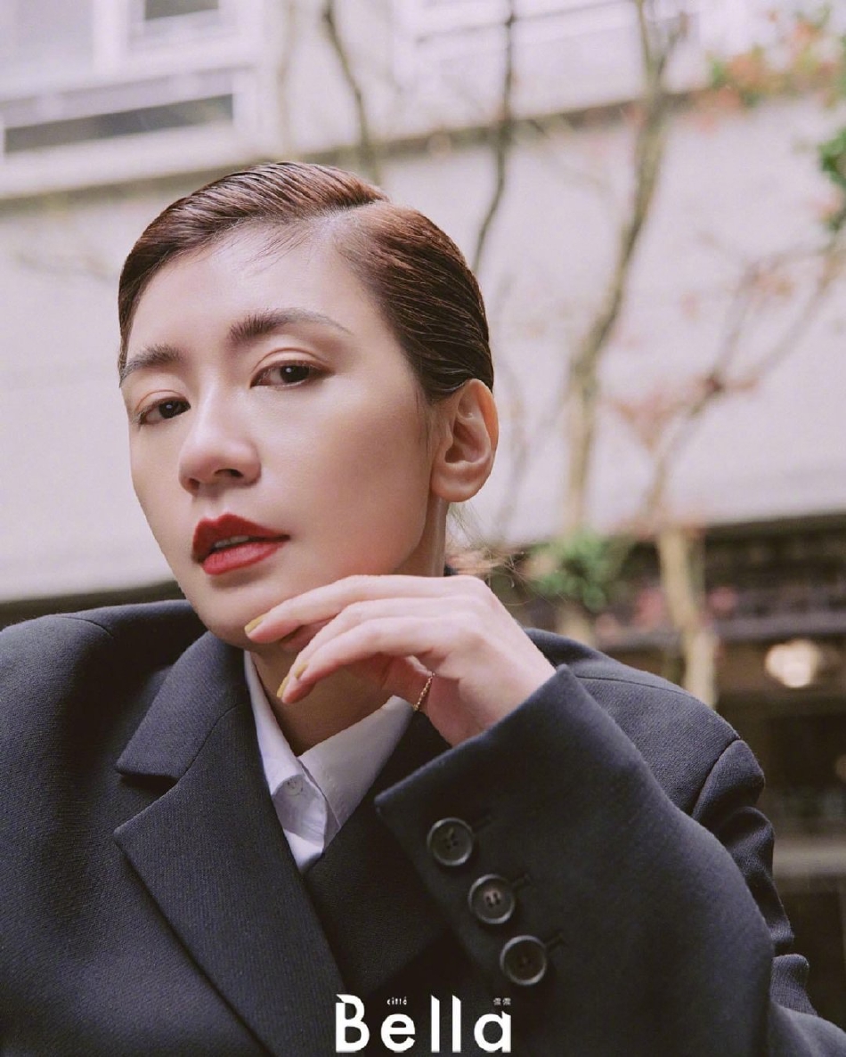 贾静雯油头造型尽显干练利落写真