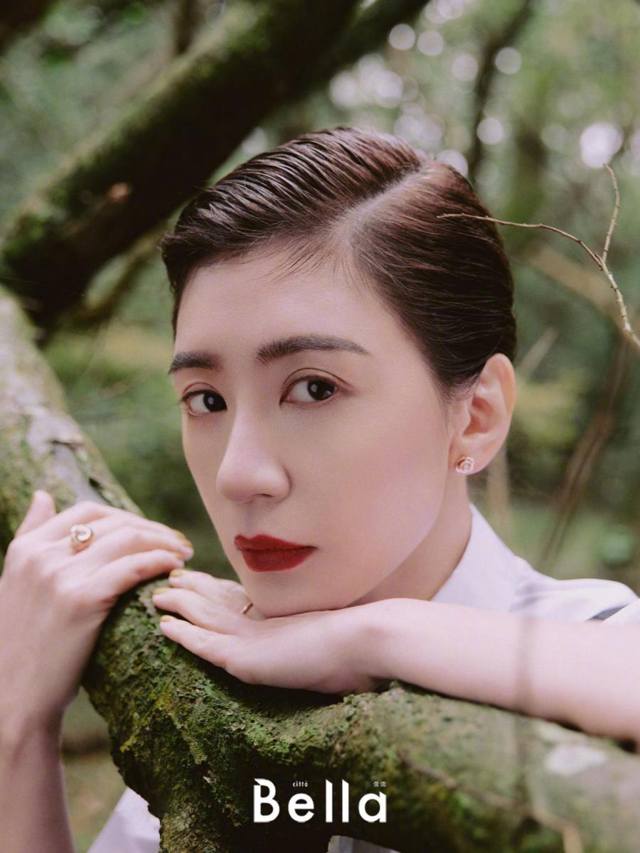 贾静雯油头造型尽显干练利落写真