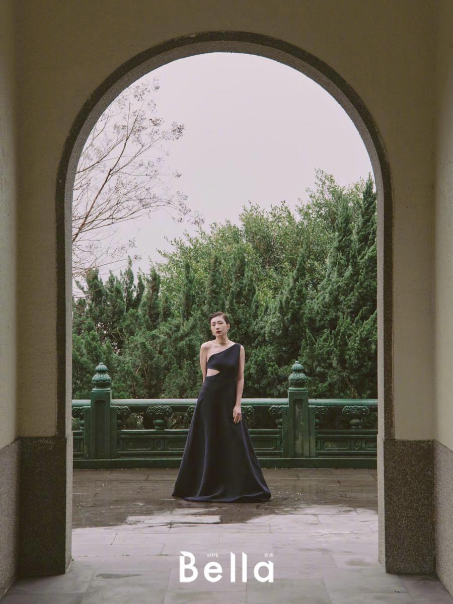 贾静雯油头造型尽显干练利落写真