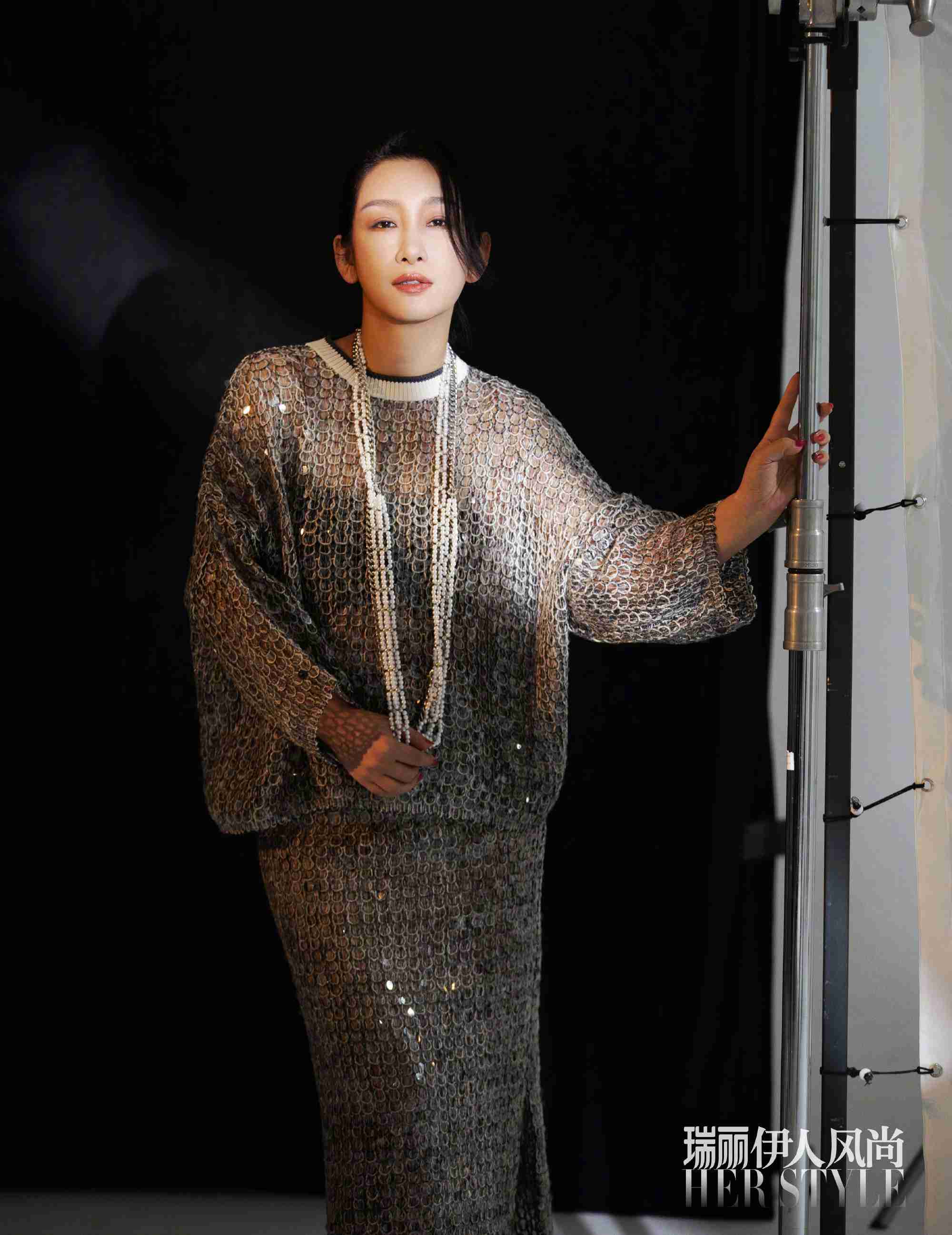 秦海璐简约造型尽显慵懒气质写真