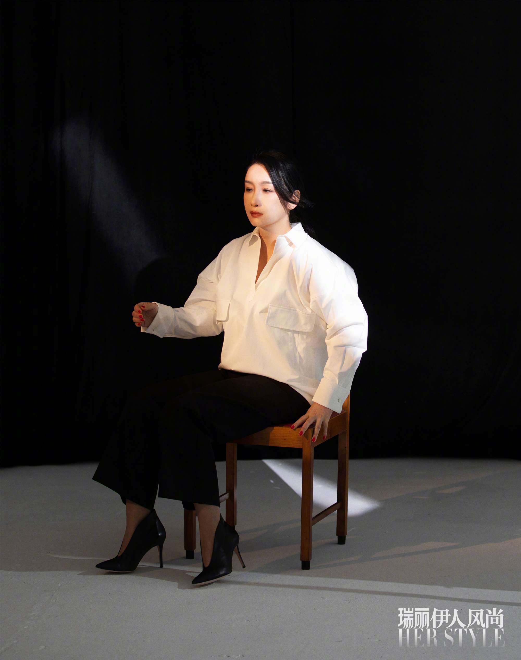 秦海璐简约造型尽显慵懒气质写真