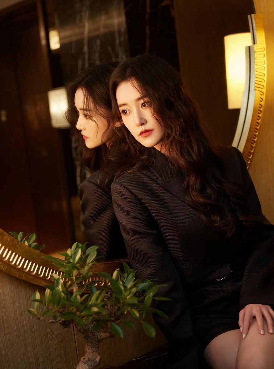 青年演员蒋依依酷girl气场氛围写真大片