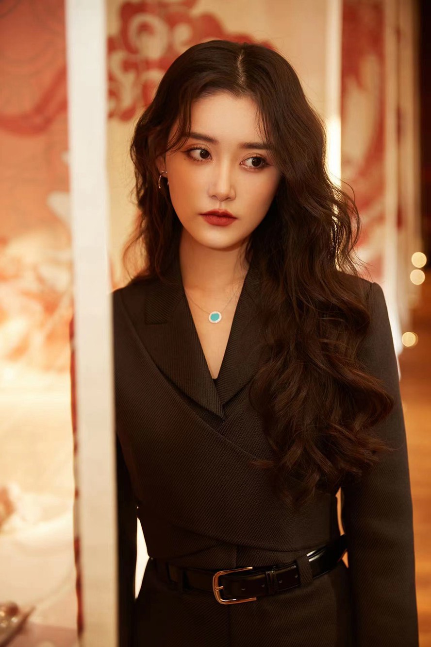 青年演员蒋依依酷girl气场氛围写真大片