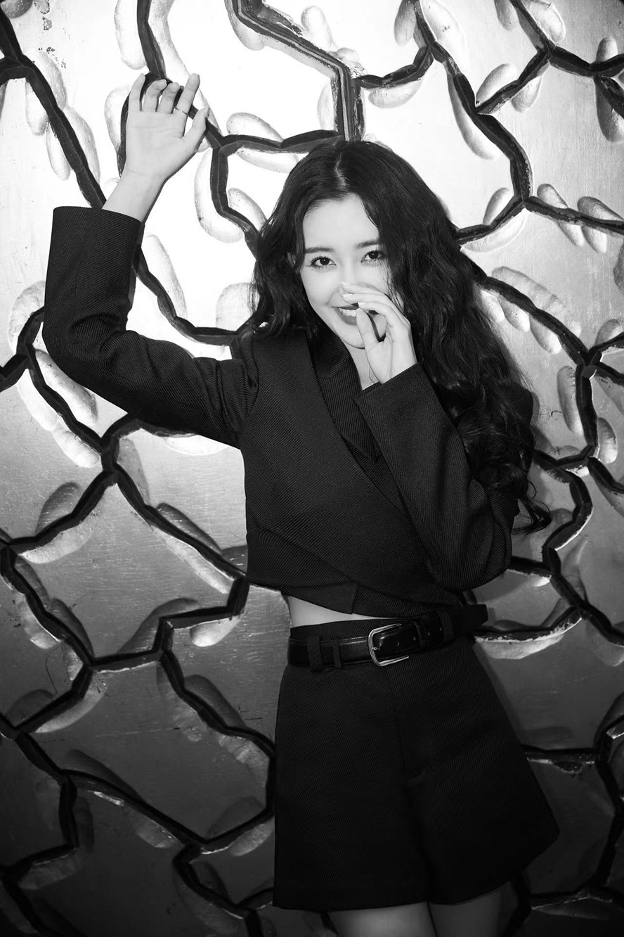 青年演员蒋依依酷girl气场氛围写真大片