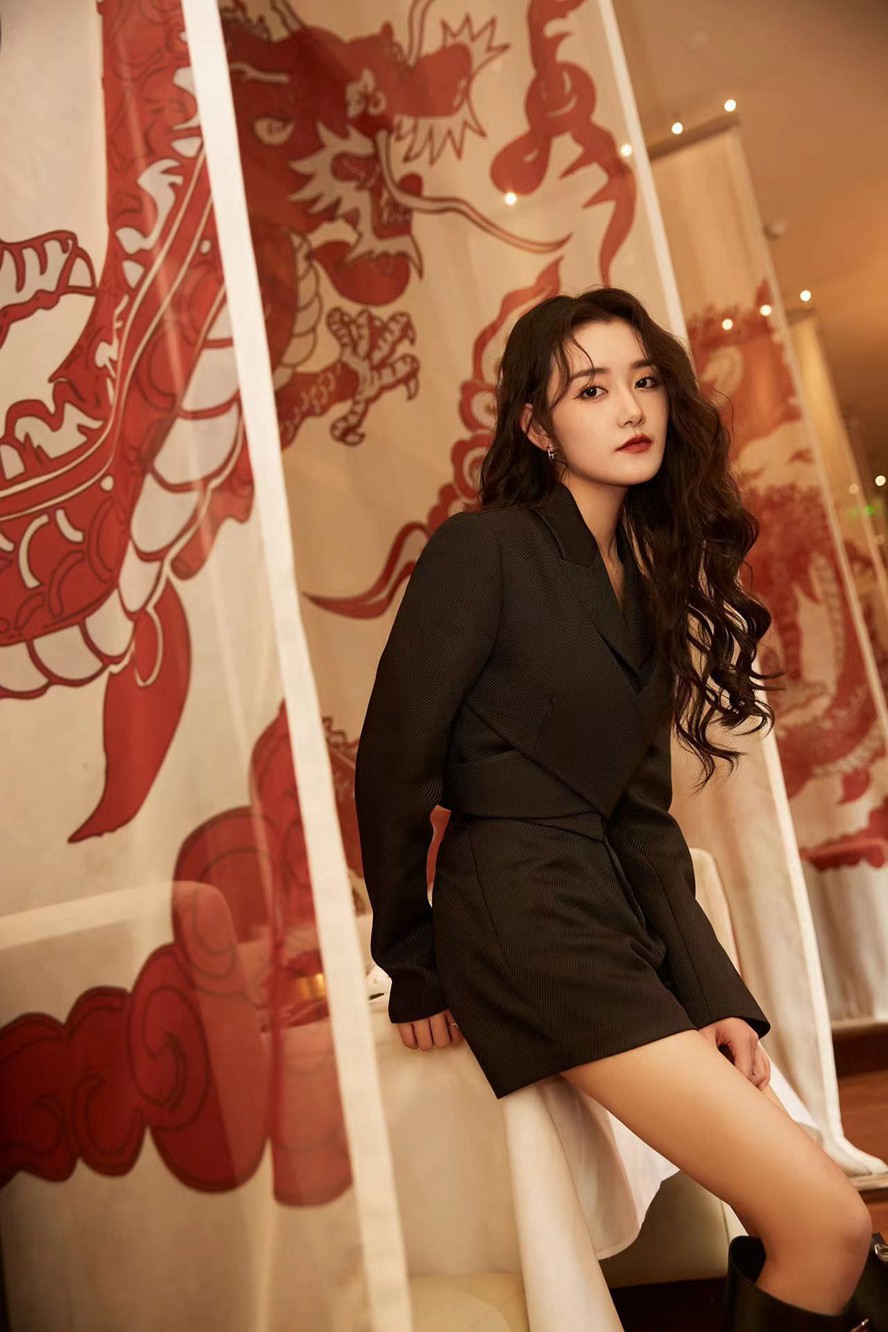 青年演员蒋依依酷girl气场氛围写真大片