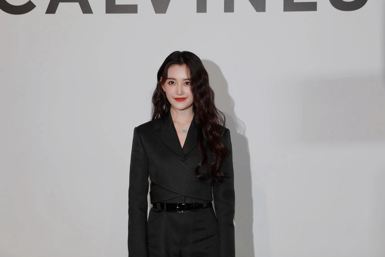 青年演员蒋依依酷girl气场氛围写真大片