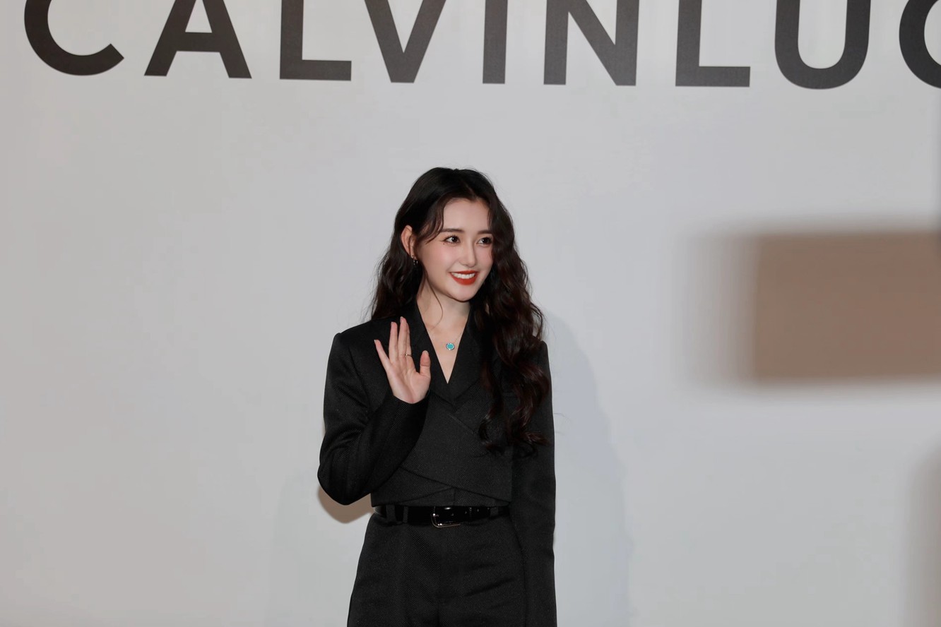 青年演员蒋依依酷girl气场氛围写真大片