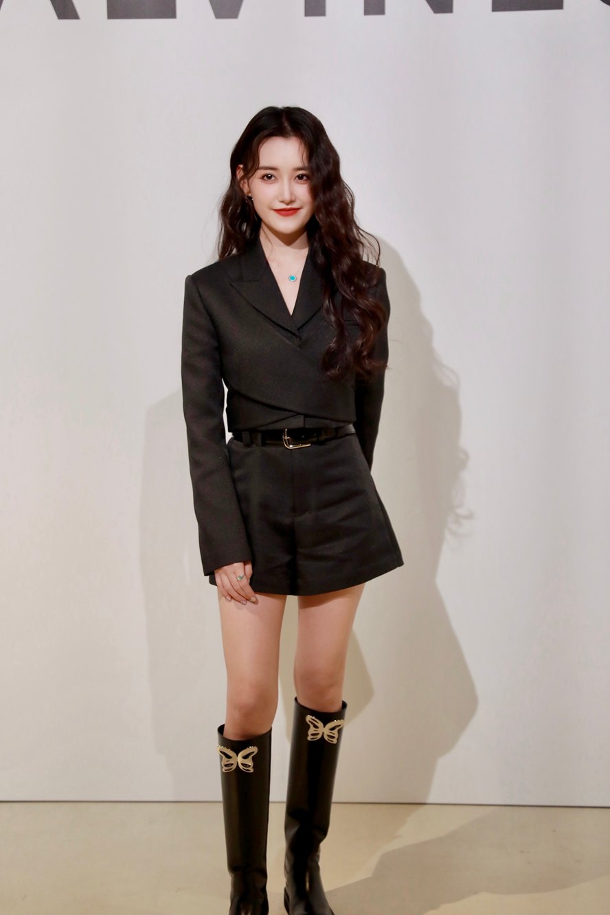 青年演员蒋依依酷girl气场氛围写真大片