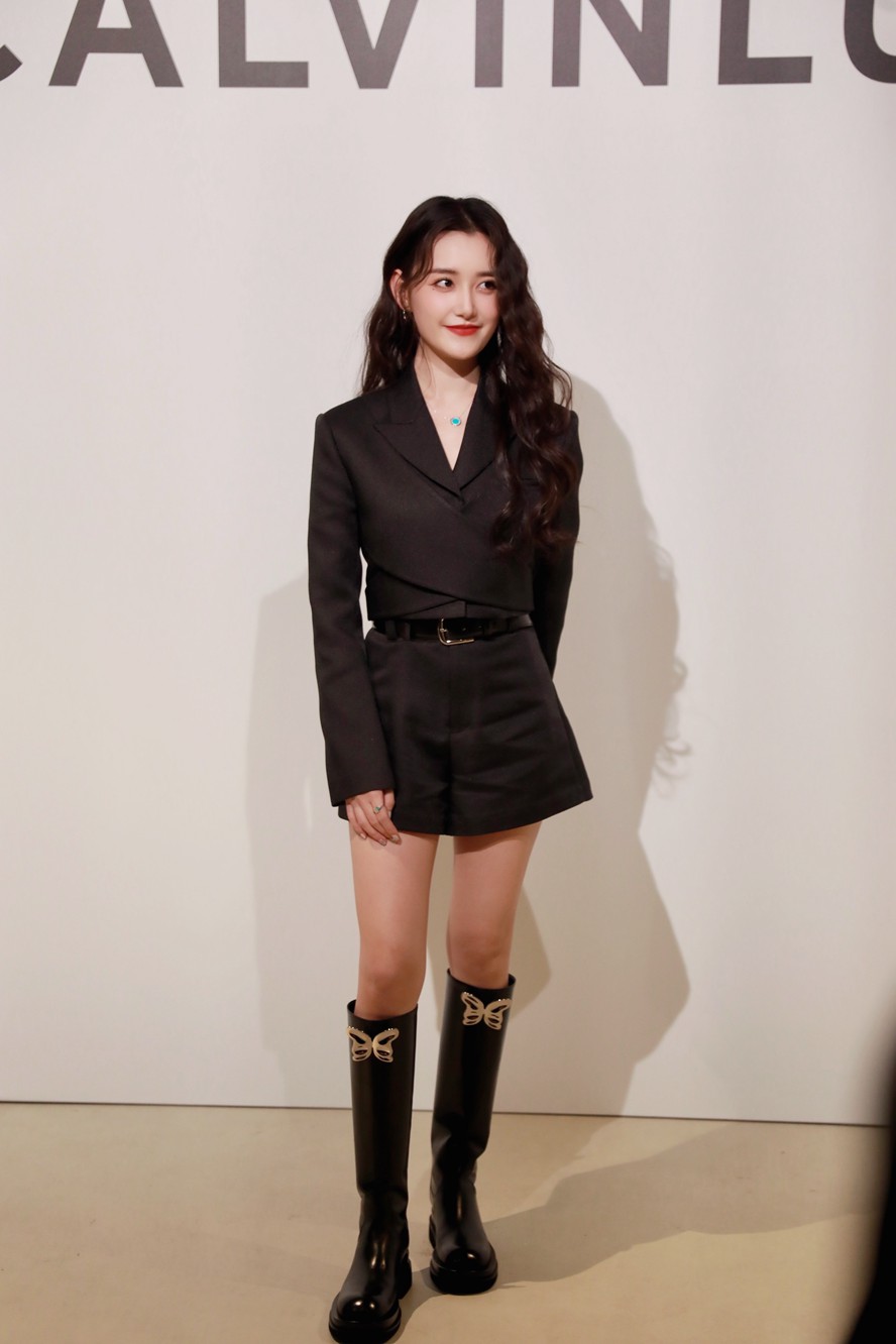 青年演员蒋依依酷girl气场氛围写真大片