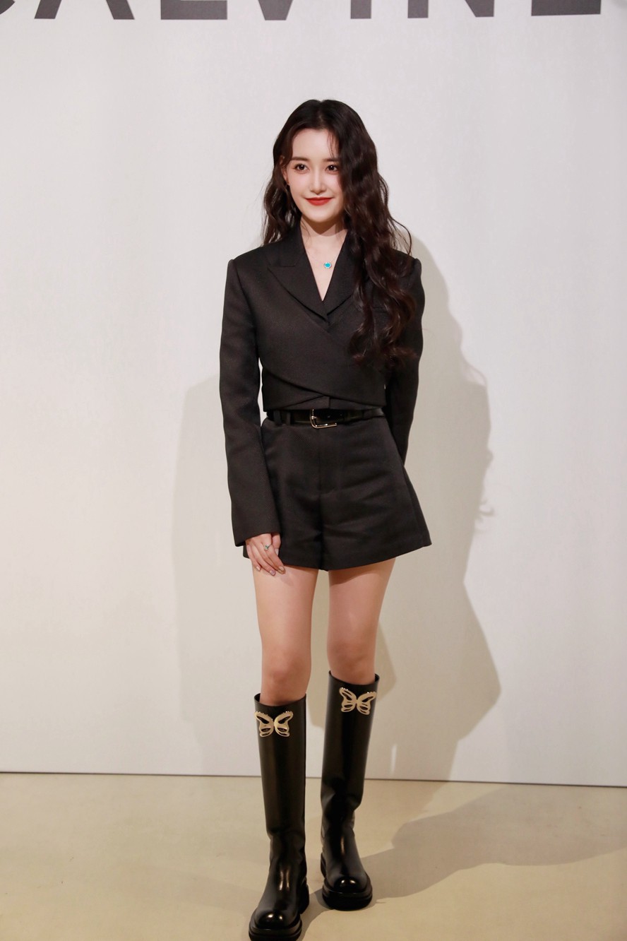 青年演员蒋依依酷girl气场氛围写真大片