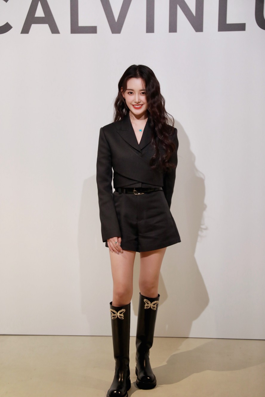 青年演员蒋依依酷girl气场氛围写真大片