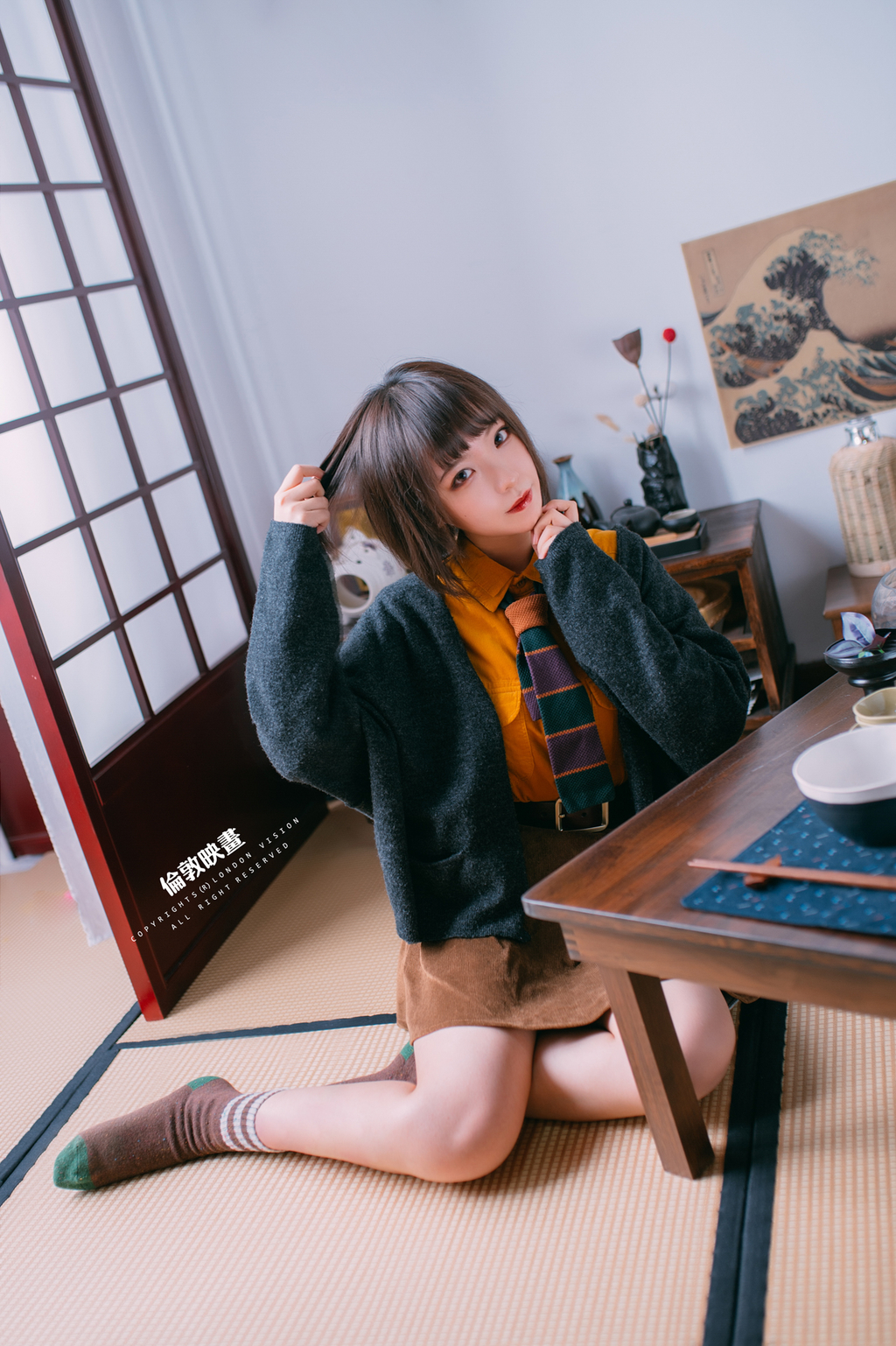 短发美女户外抛胸露香肩写真