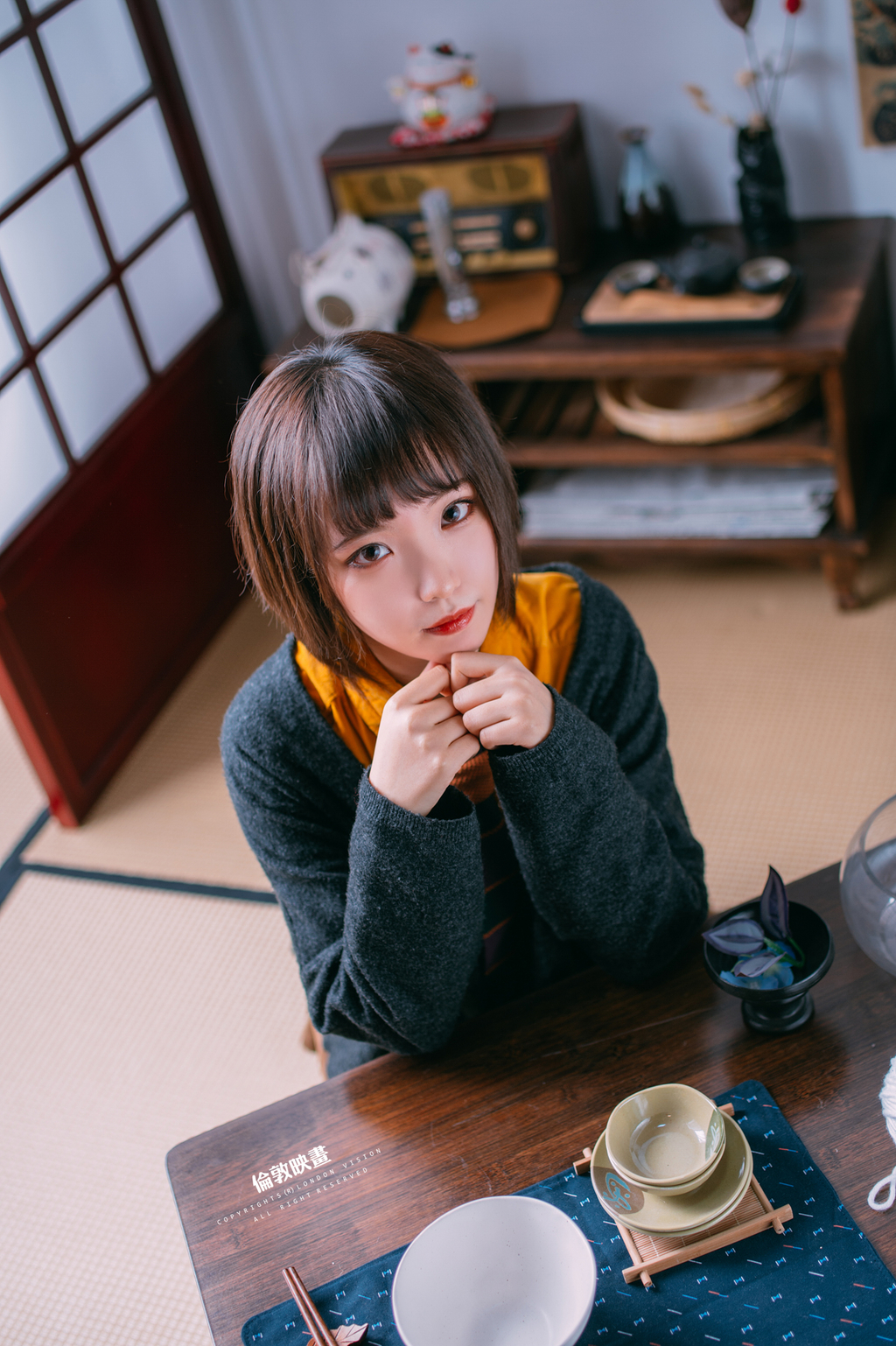 短发美女户外抛胸露香肩写真