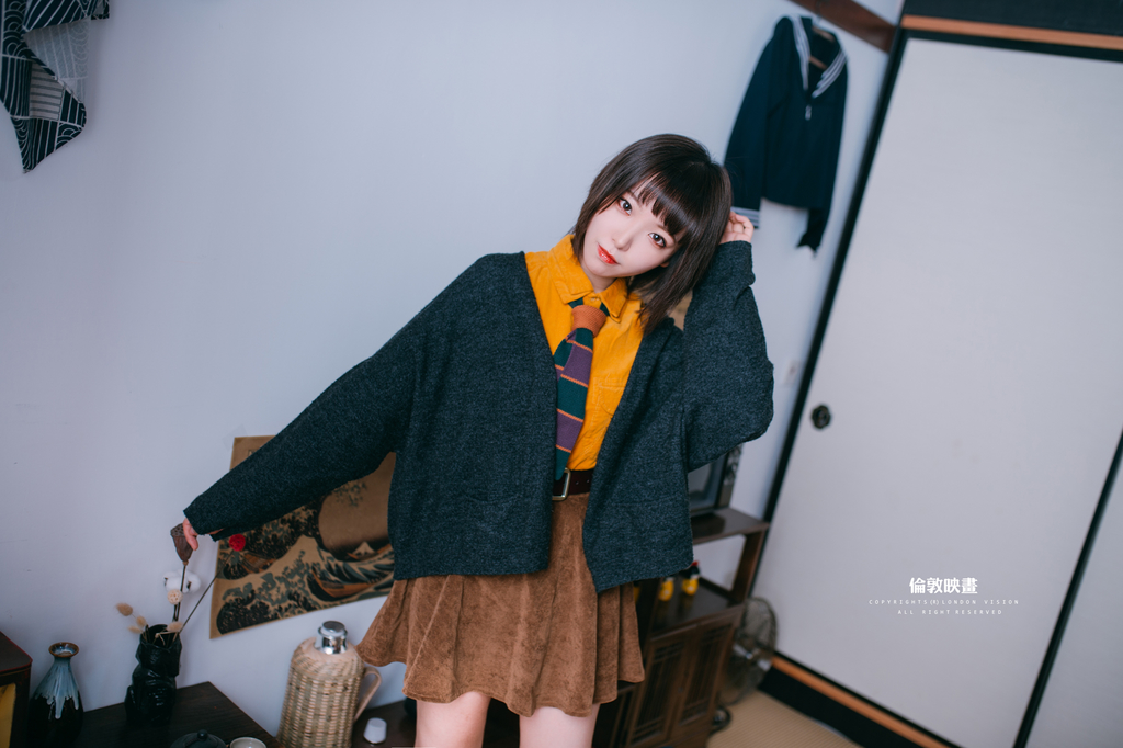 短发美女户外抛胸露香肩写真