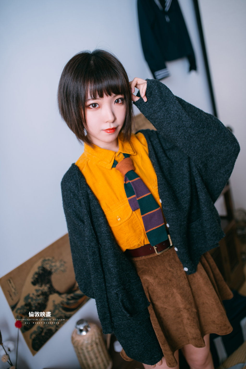 短发美女户外抛胸露香肩写真