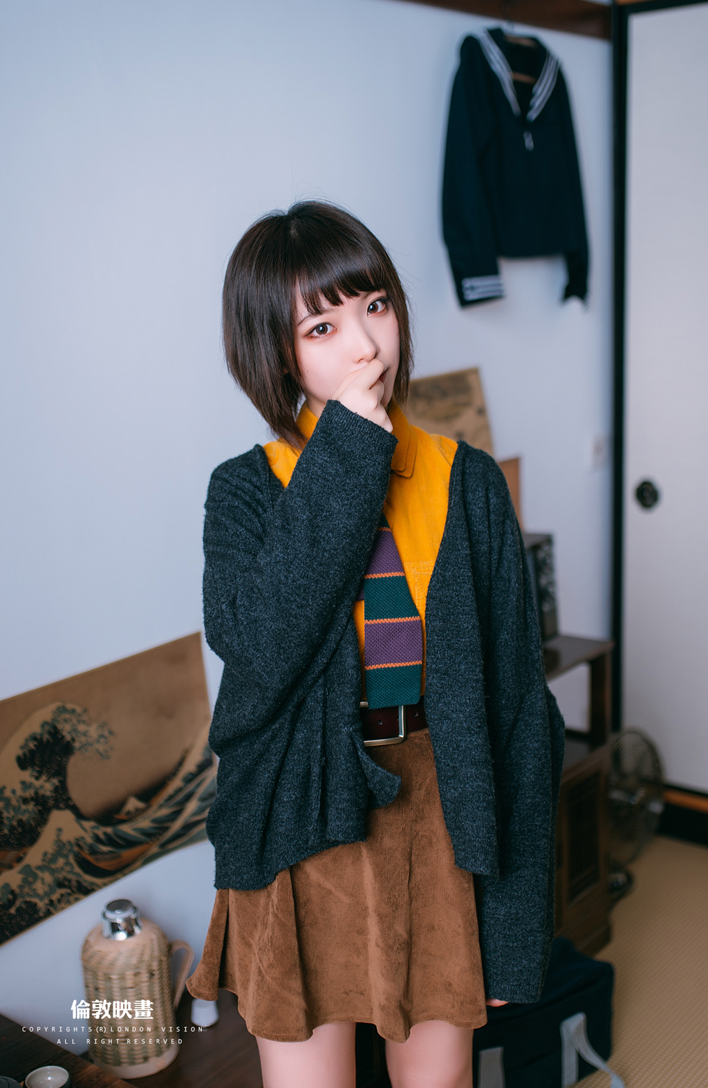 短发美女户外抛胸露香肩写真