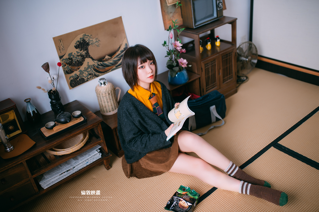 短发美女户外抛胸露香肩写真