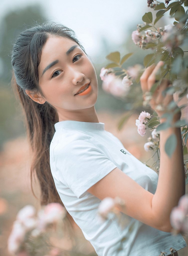 阳光成熟气质美女私房深沟床上风骚福利内衣性感写真图片