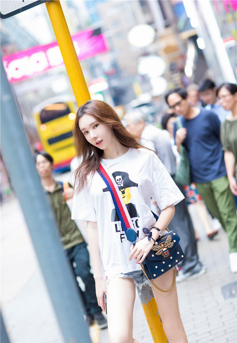 性感巨乳模特易阳透明红裙若隐若现的美胸高清诱惑写真