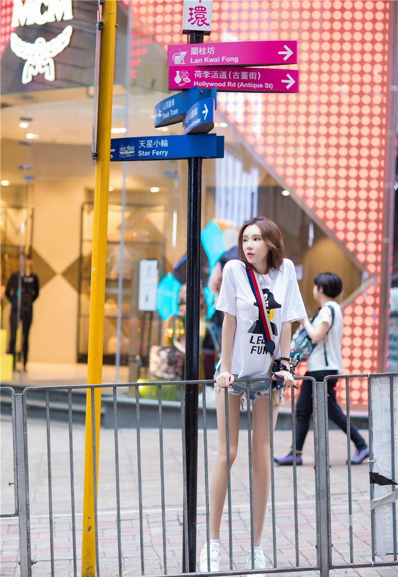 性感巨乳模特易阳透明红裙若隐若现的美胸高清诱惑写真