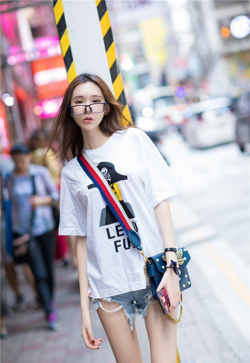 性感巨乳模特易阳透明红裙若隐若现的美胸高清诱惑写真