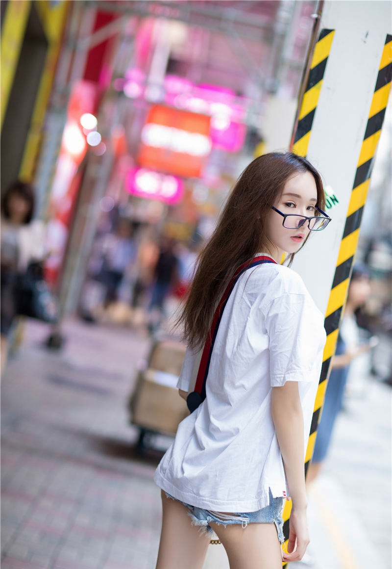 性感巨乳模特易阳透明红裙若隐若现的美胸高清诱惑写真