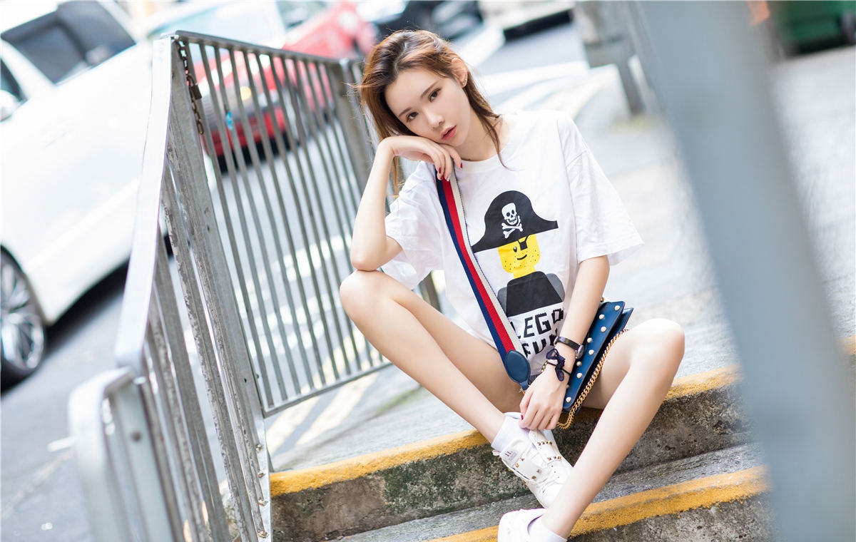 性感巨乳模特易阳透明红裙若隐若现的美胸高清诱惑写真