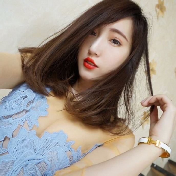 [美腿宝贝]长腿女神若兮长筒袜美图 丝袜诱惑人体艺术写真