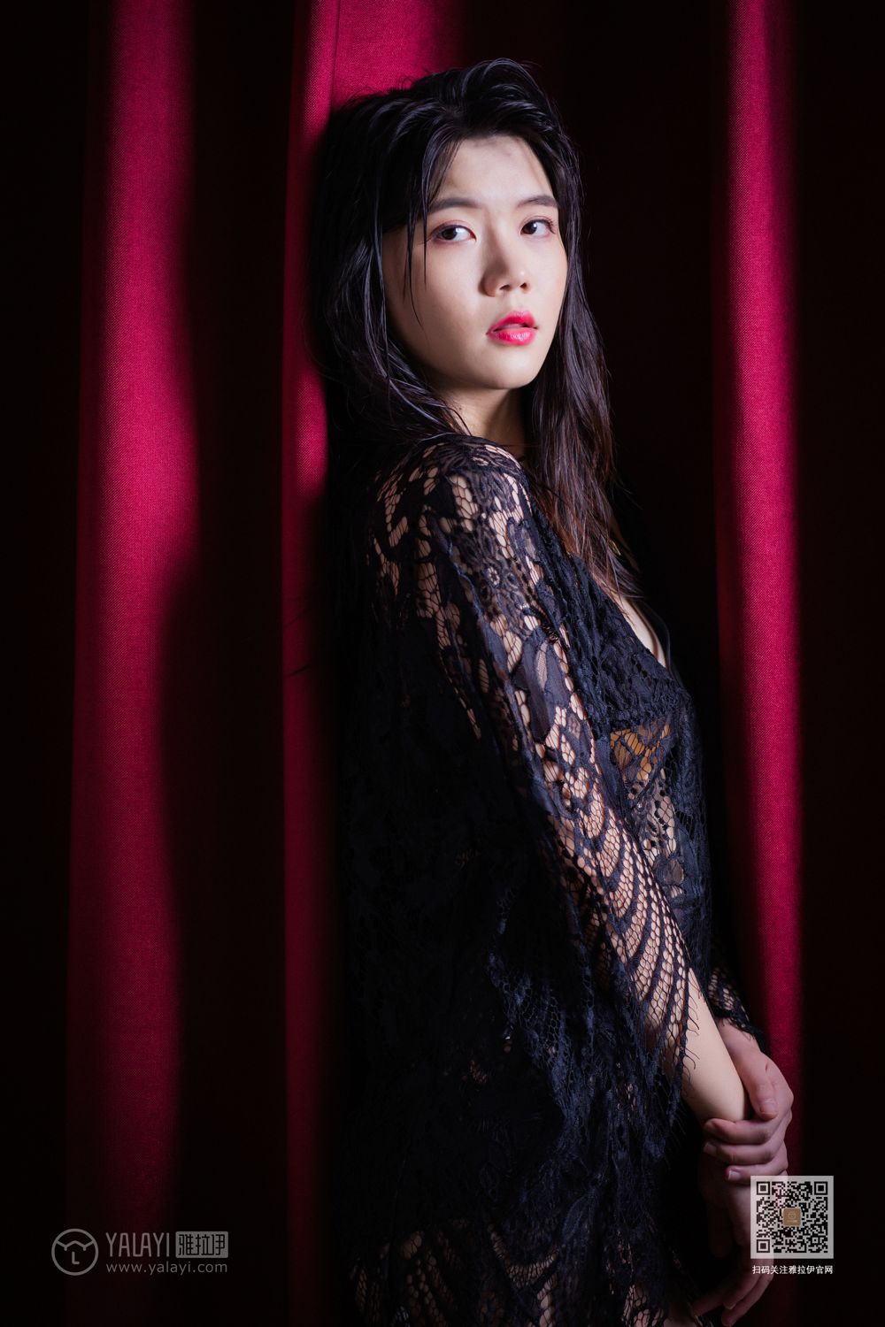 年轻少妇蕾丝透视装丰满嫩白美臀大胆人体艺术